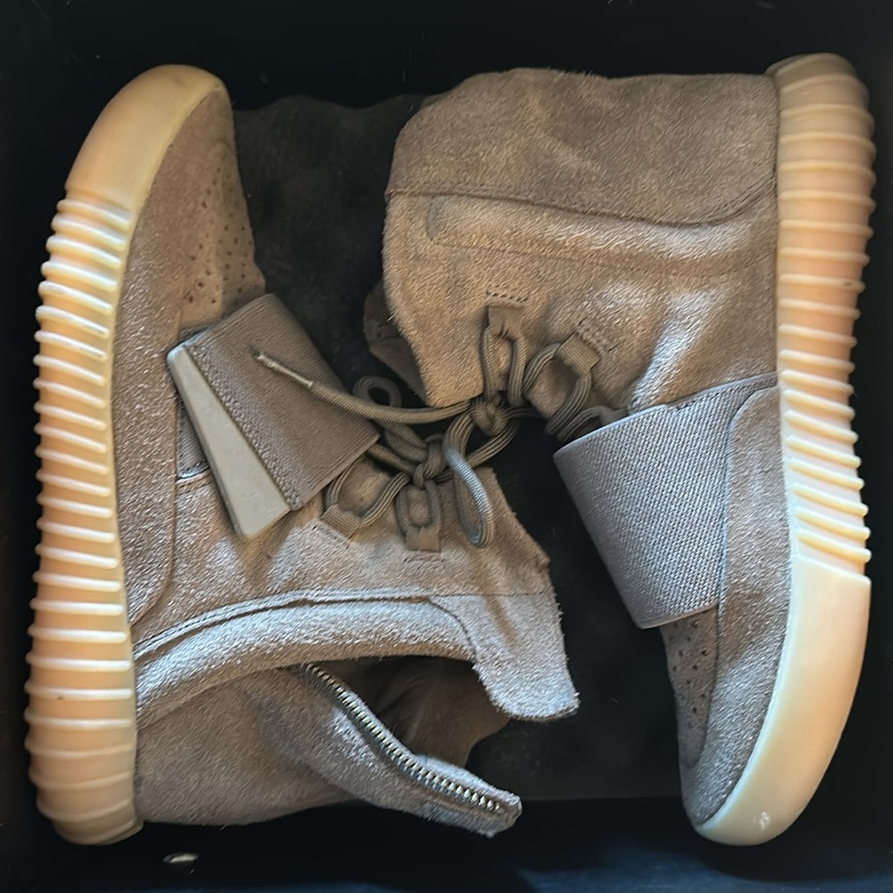 Yeezy boost 750 chocolate/ gummy sole
